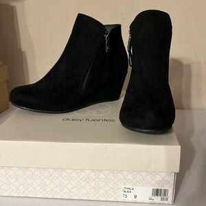 New Daisy Fuentes black wedge bootie 7.5